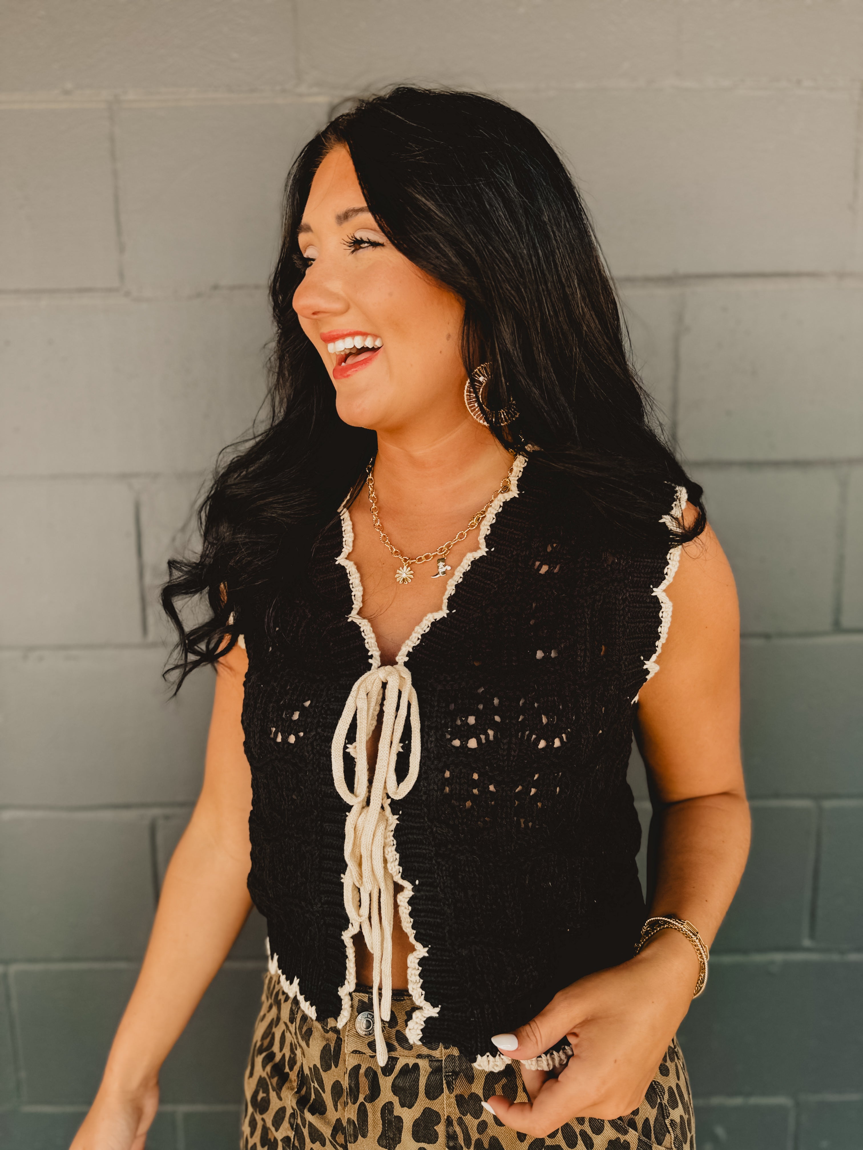 Scalloped Crochet Sweater Vest With Bow Details - Black/Natural